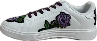 Baskets blanches customisées — broderies violettes par Antoine Masia — gauche