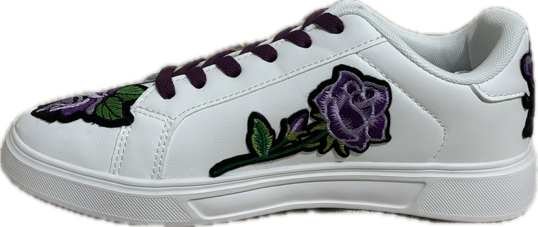Baskets blanches customisées — broderies violettes par Antoine Masia
