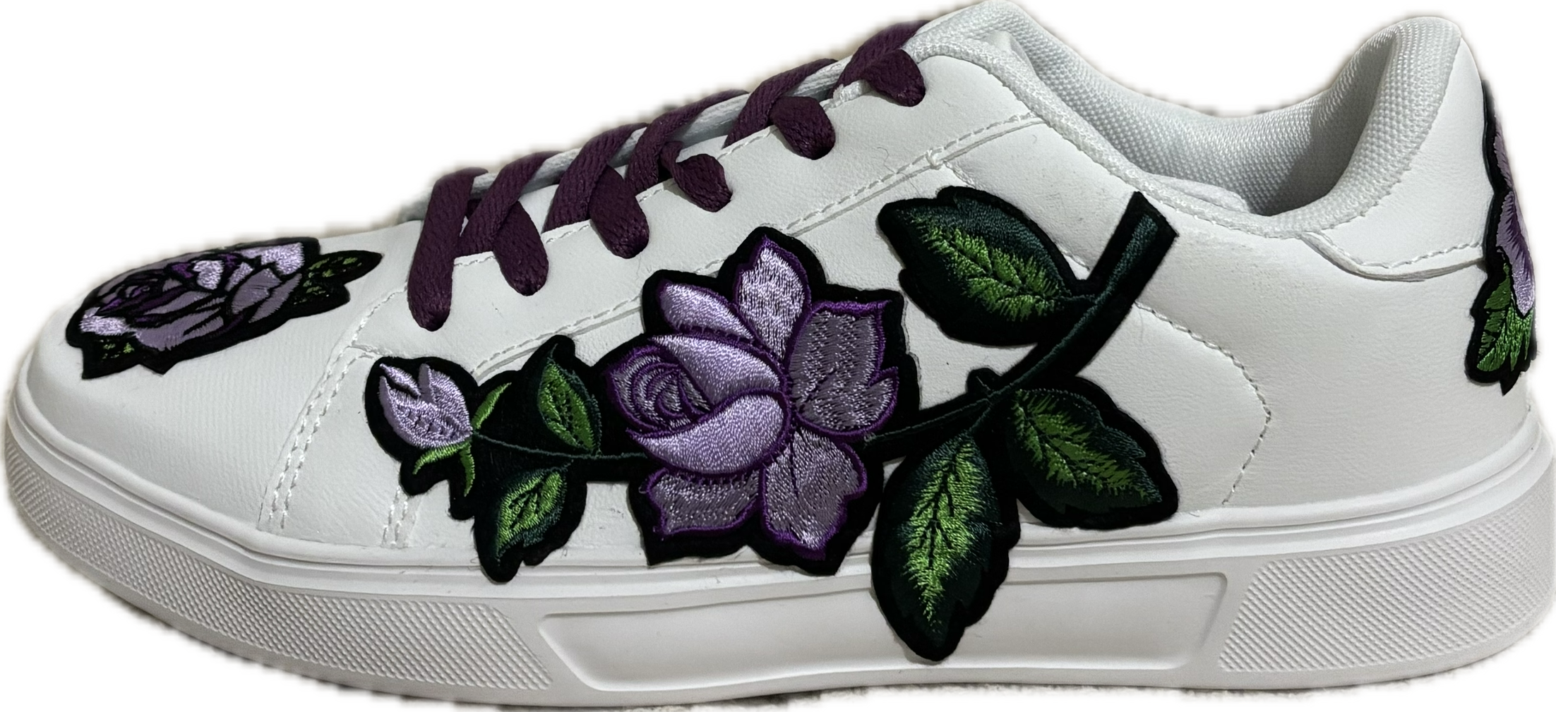 Baskets blanches customisées — broderies violettes par Antoine Masia — droite