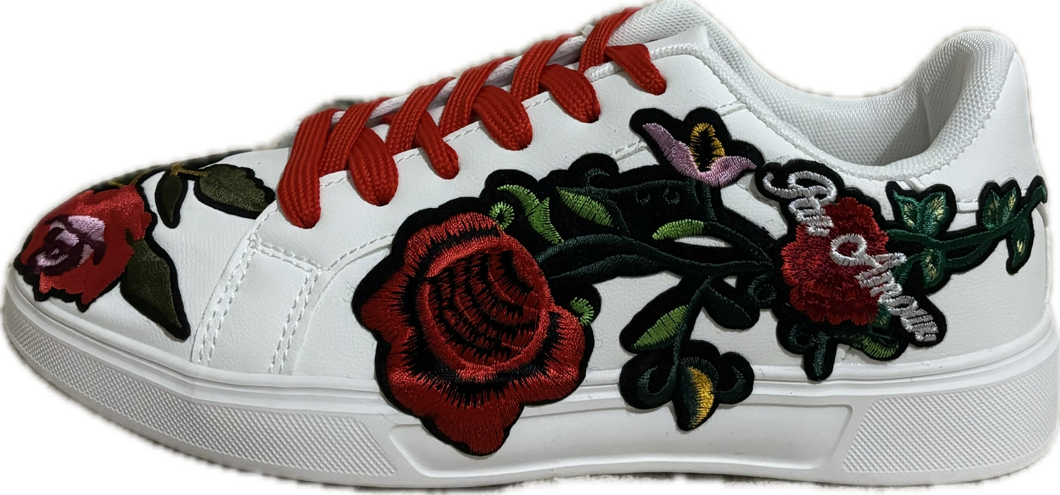 Baskets blanches customisées — broderies de roses par Antoine Masia