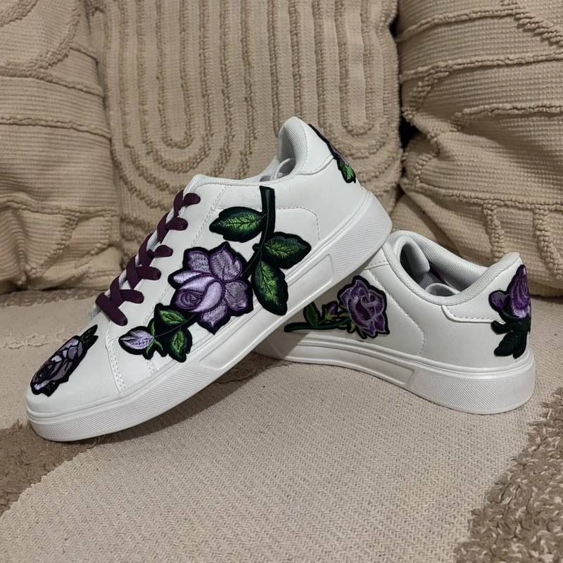 Violetta Shoes — paire de baskets blanches brodées de roses violettes, vue latérale
