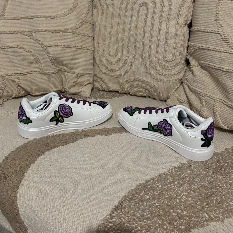 Violetta Shoes — vue latérale, broderies violettes sur baskets blanches